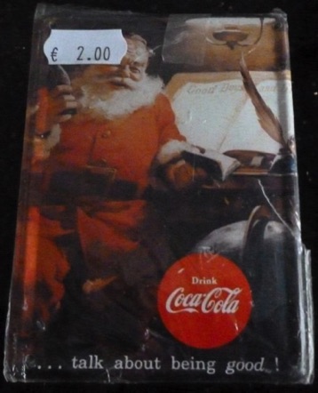 924068-1 € 2,00 coca cola ijzeren plaatje 10x 8 cm kerstman aan bureau